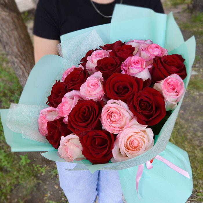 Букет из 25 красных и розовых роз в упаковке